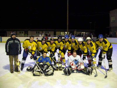 celé mužstvo HC Dynamo Povrly 2008 z leva : trenér Ondrka Jan st., Daniel Kučera, Jan Ondrka ml, Václav Dalihod, Radek Janoušek, David Martínek,Karel Kurenda, Pavel Kušej, Tomáš Škoda, Jiří Ašenbrener,František Štěpánek a Martin Škoda