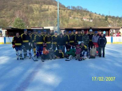 HC Danymo Povrly z leva Šimi, Áša,Blonďák,Jany,Míla Martínek,Dejvy,Čundrk,Šikáč, Tomáš Martínek,Knedlik,Kája Kurenda,Kušej, Rosťa,Harky,Pelech, Bíba, a treněr Dědek na zemi pak Škoďák M, Máša a Škoďák T.